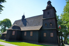 Zdjęcie: Boczny widok na drewniany kościół w Biesiadkach.