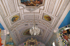 Zdjęcie: Widok na sufit w kościele, na którym znajduje się namalowana postać Jezusa Zmartwychwstałego.