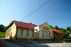 Zdjęcie: Widok boczny szkoły imienia Jana Brzechwy  w Gosprzydowej