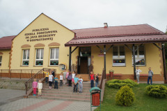 Zdjęcie: Zdjęcie przedstawia szkołę w Gosprzydowej