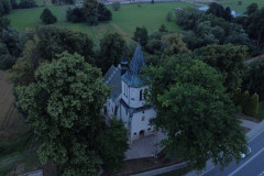 Zdjęcie kościoła w Gnojniku z lotu ptaka