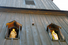 Kościół w Biesiadkach - figurki w ścianie wieży kościelnej