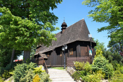 Kościół w Biesiadkach - widok od strony bocznego wejścia
