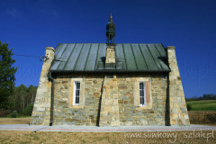 Zdjęcie: Widok boczny kaplicy w Lewniowej zbudowanej z kamienia z wąskimi oknami.  
