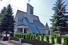 Zdjęcie: Widok od strony drogi kościoła w Lewniowej. 