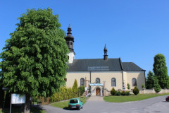 Zdjęcie: Widok na kościół od strony bocznego wejścia.