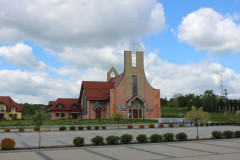 Zdjęcie: Zdjęcie przedstawia kościół p.w. Matki Bożej Fatimskiej w Gnojniku