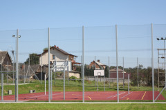 Zdjęcie: Widok na boisko do gry w siatkówkę i koszykówkę.