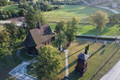 Zdjęcie: Widok drewnianego kościoła w Gosprzydowej z lotu ptaka