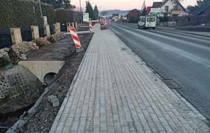 Nowy chodnik przy DK75 w Uszwi Nowy chodnik przy DK75 w Uszwi