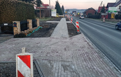 Nowy chodnik przy DK75 w Uszwi Nowy chodnik przy DK75 w Uszwi