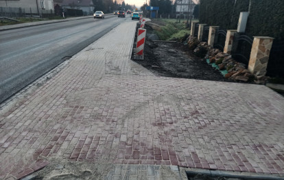 Nowy chodnik przy DK75 w Uszwi Nowy chodnik przy DK75 w Uszwi