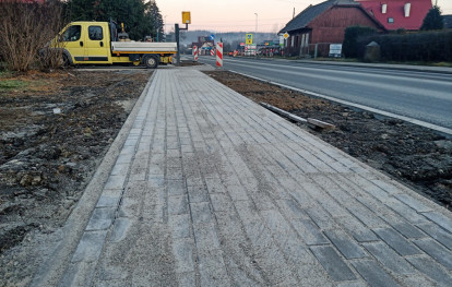 Nowy chodnik przy DK75 w Uszwi Nowy chodnik przy DK75 w Uszwi