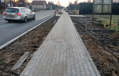 Nowy chodnik przy DK75 w Uszwi Nowy chodnik przy DK75 w Uszwi