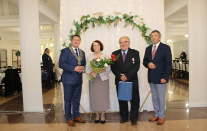 Jubilaci wraz z Panem Wójtem oraz Przewodniczącym Rady Gminy Jubilaci wraz z Panem Wójtem oraz Przewodniczącym Rady Gminy