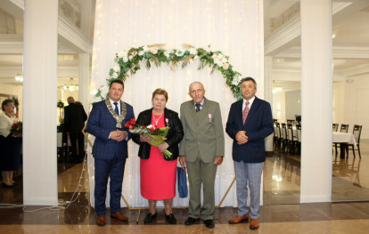 Jubilaci wraz z Panem Wójtem oraz Przewodniczącym Rady Gminy Jubilaci wraz z Panem Wójtem oraz Przewodniczącym Rady Gminy