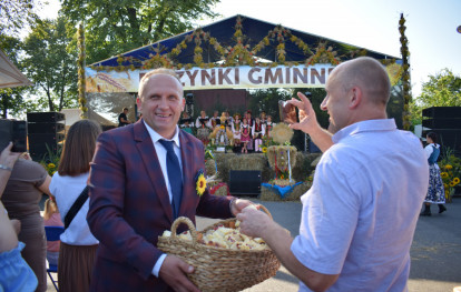 Dzielenie się chlebem dożynkowym Dzielenie się chlebem dożynkowym
