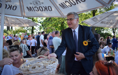 Dzielenie się chlebem dożynkowym Dzielenie się chlebem dożynkowym