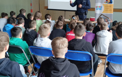 Prelekcje z policjantem w Publicznej Szkole Podstawowej w Gnojniku