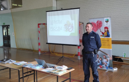 Prelekcje z policjantem w Publicznej Szkole Podstawowej w Gnojniku