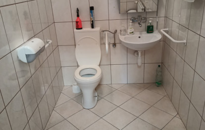 Toaleta na parterze budynku Toaleta na parterze budynku