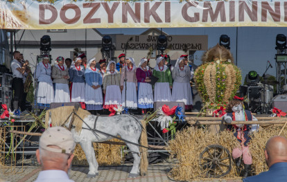 Występ grupy wieńcowej podczas Dożynek Gminnych 2025 Występ grupy wieńcowej podczas Dożynek Gminnych 2025