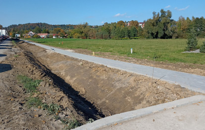 Chodnik w Uszwi przy DK 75