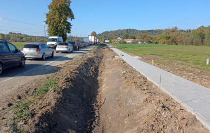 Chodnik w Uszwi przy DK 75