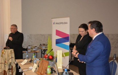 Promocja albumu książkowego o budowie nowego kościoła w Gnojniku