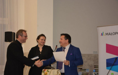 Promocja albumu książkowego o budowie nowego kościoła w Gnojniku
