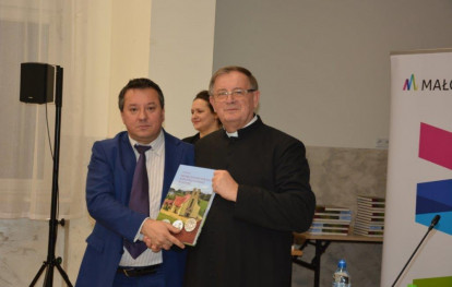 Promocja albumu książkowego o budowie nowego kościoła w Gnojniku