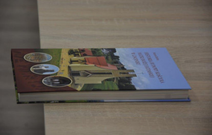Promocja albumu książkowego o budowie nowego kościoła w Gnojniku