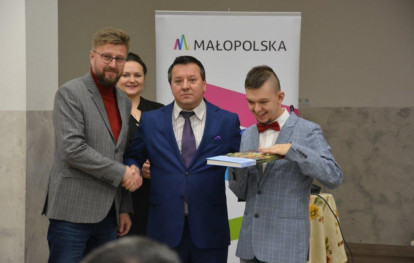 Promocja albumu książkowego o budowie nowego kościoła w Gnojniku
