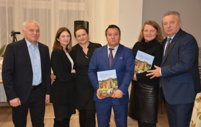 Promocja albumu książkowego o budowie nowego kościoła w Gnojniku