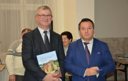 Promocja albumu książkowego o budowie nowego kościoła w Gnojniku