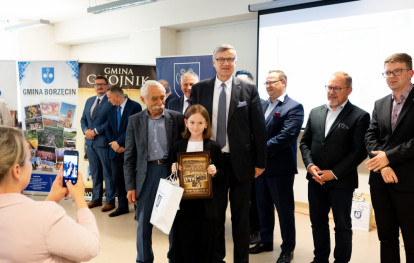 Zdjęcie laureatki konkursu z organizatorami i sponsorami 