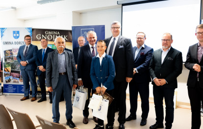 Zdjęcie laureata konkursu z organizatorami i sponsorami 