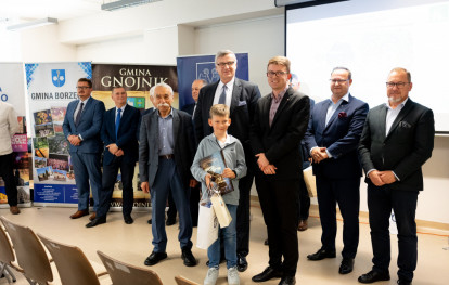 Zdjęcie laureata konkursu z organizatorami i sponsorami Zdjęcie laureata konkursu z organizatorami i sponsorami