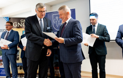 Wręczenie podziekowwań za ufundowanie nagród na ręce zastepcy wójta Wręczenie podziekowwań za ufundowanie nagród na ręce zastepcy wójta