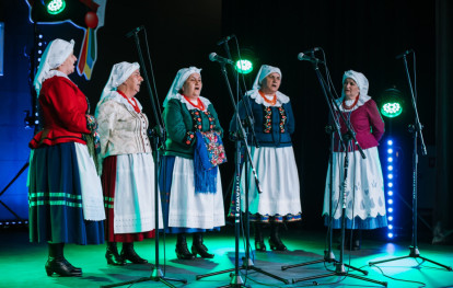Występ na scenie w strojach ludowych Występ na scenie w strojach ludowych