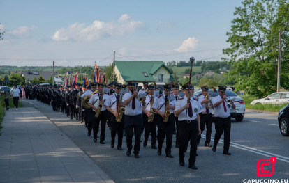 Jubileusz 90-lecia OSP Gnojnik - uroczysty pochód z Orkiestrą Dętą na czele