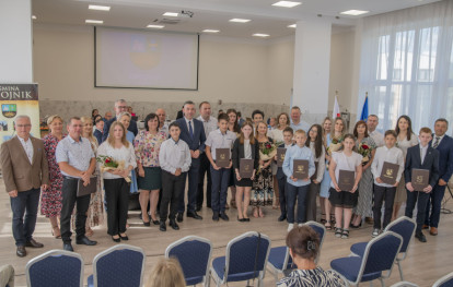 Uroczysta Sesja Rady Gminy - wręczenie nagród dla wyróżniających się uczniów Uroczysta Sesja Rady Gminy - wręczenie nagród dla wyróżniających się uczniów