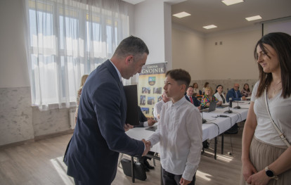 Uroczysta Sesja Rady Gminy - wręczenie nagród dla wyróżniających się uczniów Uroczysta Sesja Rady Gminy - wręczenie nagród dla wyróżniających się uczniów
