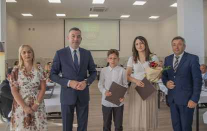 Uroczysta Sesja Rady Gminy - wręczenie nagród dla wyróżniających się uczniów Uroczysta Sesja Rady Gminy - wręczenie nagród dla wyróżniających się uczniów