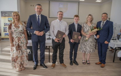 Uroczysta Sesja Rady Gminy - wręczenie nagród dla wyróżniających się uczniów Uroczysta Sesja Rady Gminy - wręczenie nagród dla wyróżniających się uczniów
