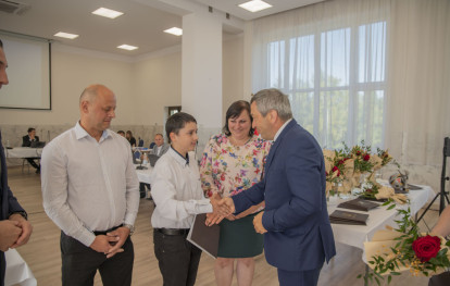 Uroczysta Sesja Rady Gminy - wręczenie nagród dla wyróżniających się uczniów Uroczysta Sesja Rady Gminy - wręczenie nagród dla wyróżniających się uczniów
