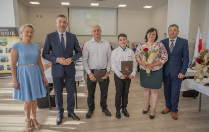 Uroczysta Sesja Rady Gminy - wręczenie nagród dla wyróżniających się uczniów Uroczysta Sesja Rady Gminy - wręczenie nagród dla wyróżniających się uczniów