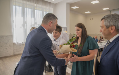 Uroczysta Sesja Rady Gminy - wręczenie nagród dla wyróżniających się uczniów Uroczysta Sesja Rady Gminy - wręczenie nagród dla wyróżniających się uczniów