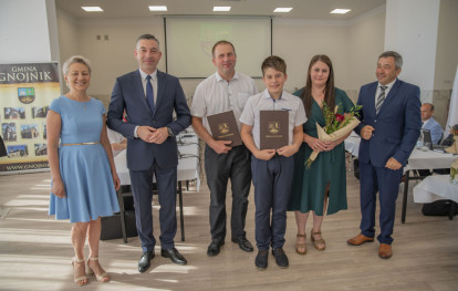 Uroczysta Sesja Rady Gminy - wręczenie nagród dla wyróżniających się uczniów Uroczysta Sesja Rady Gminy - wręczenie nagród dla wyróżniających się uczniów