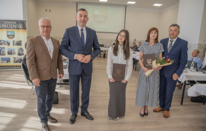 Uroczysta Sesja Rady Gminy - wręczenie nagród dla wyróżniających się uczniów Uroczysta Sesja Rady Gminy - wręczenie nagród dla wyróżniających się uczniów